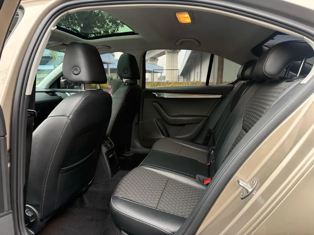 2018 Skoda Octavia 1.2T 116HP L4 7DCT,autocango,china used car exporter,china ev exporter,chinese used car exporter,chinese used ev exporter