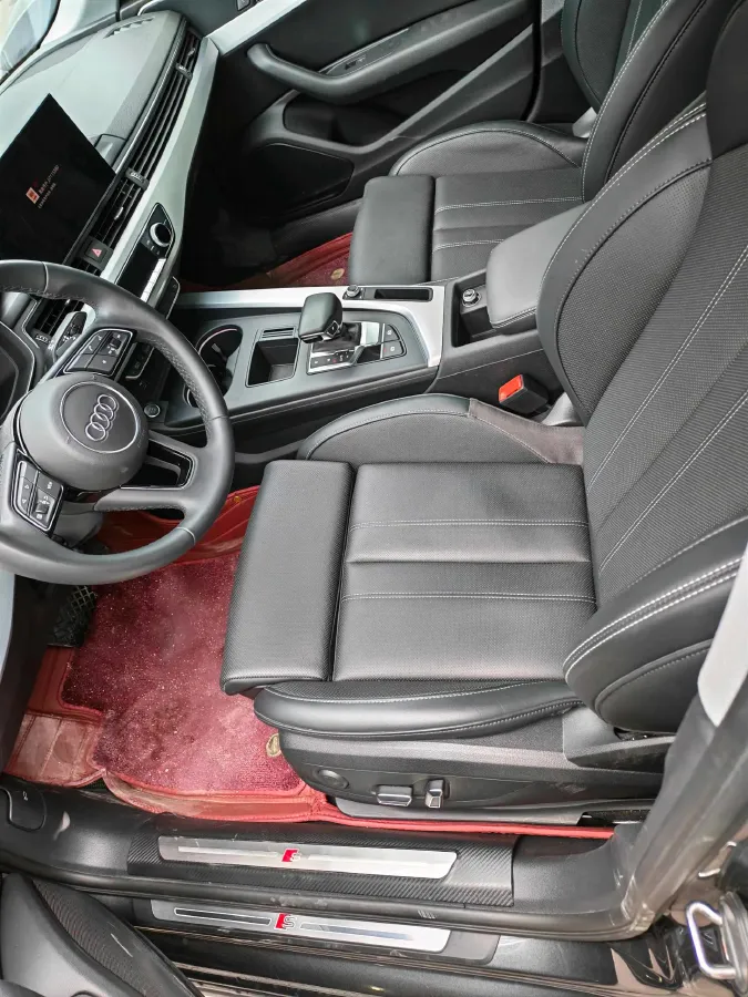 2025 Audi A4L 2.0T 190HP L4 7DCT,autocango,china used car exporter,china ev exporter,chinese used car exporter,chinese used ev exporter