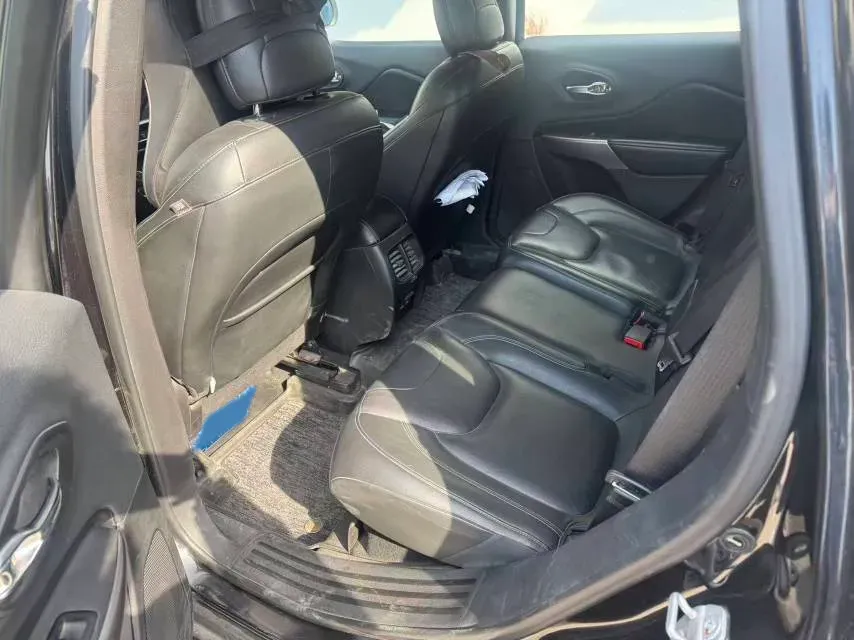 2019 Jeep Cherokee 2.0T 234HP L4 9AT,autocango,china used car exporter,china ev exporter,chinese used car exporter,chinese used ev exporter