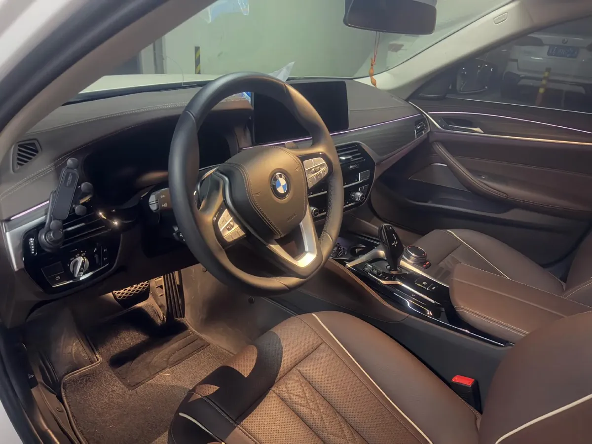 2022 BMW 5 Series 2.0T 252HP L4 8AT,autocango,china used car exporter,china ev exporter,chinese used car exporter,chinese used ev exporter