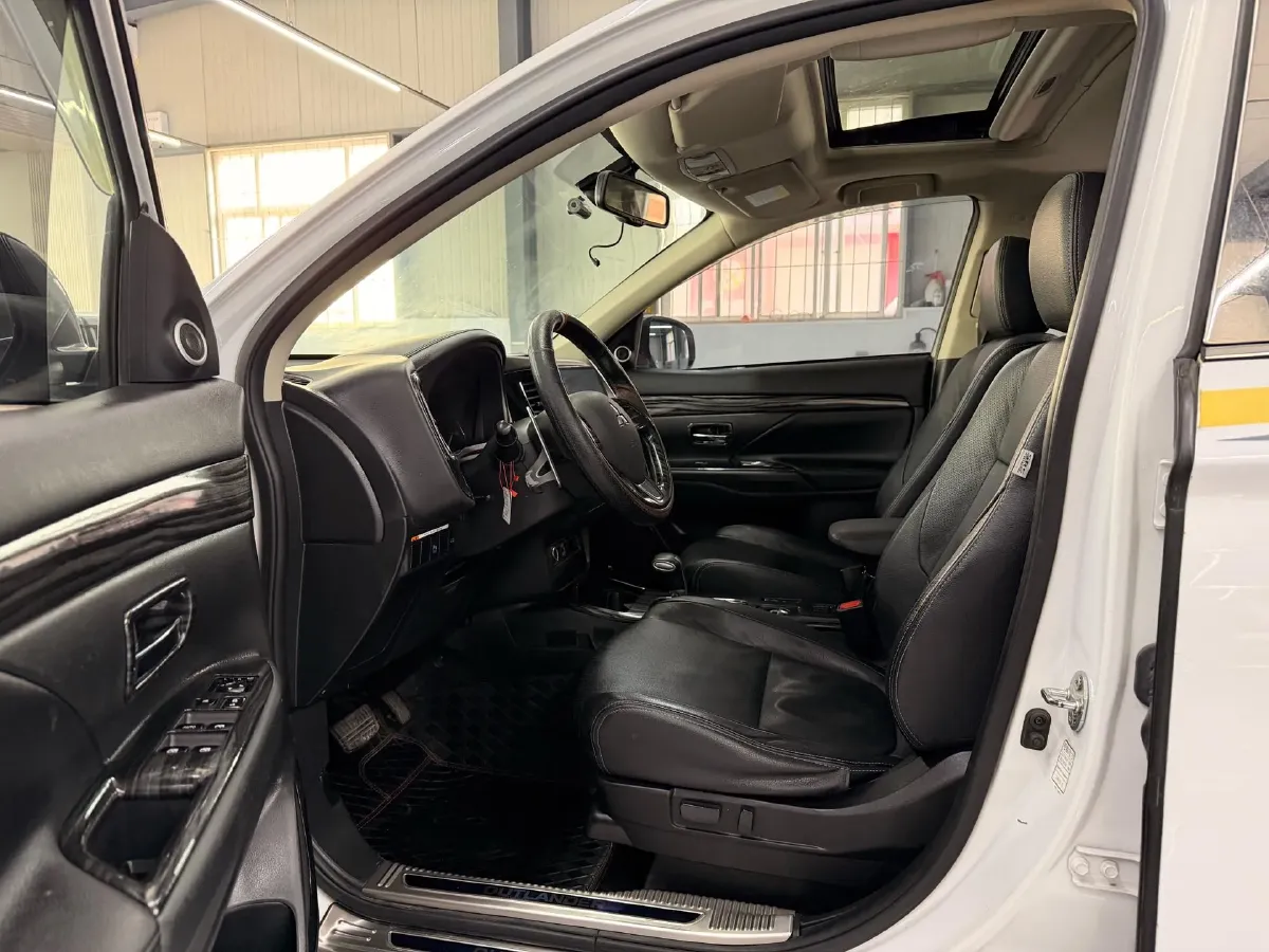 2018 Mitsubishi Outlander 2.4L 192HP L4 CVT,autocango,china used car exporter,china ev exporter,chinese used car exporter,chinese used ev exporter