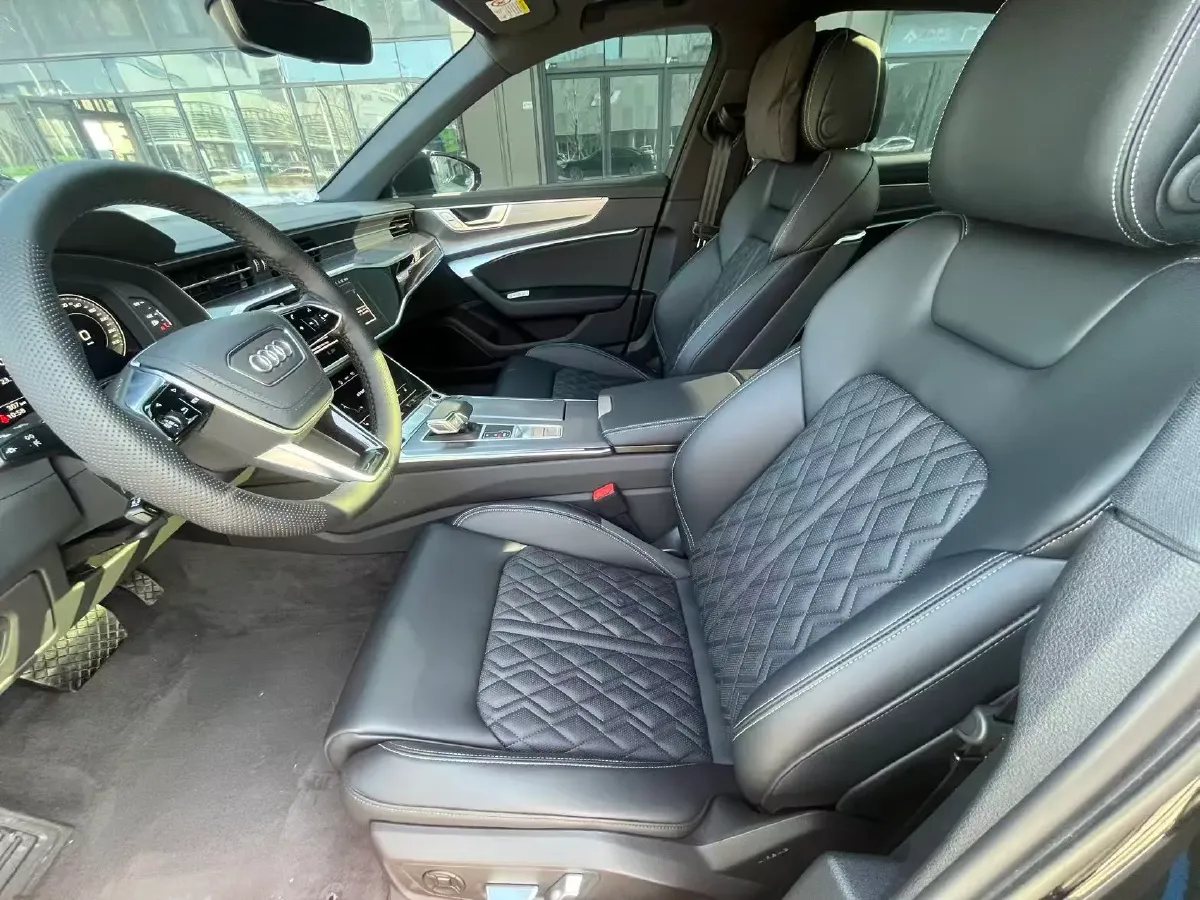 2025 Audi A6L 2.0T 245HP L4 7DCT,autocango,china used car exporter,china ev exporter,chinese used car exporter,chinese used ev exporter
