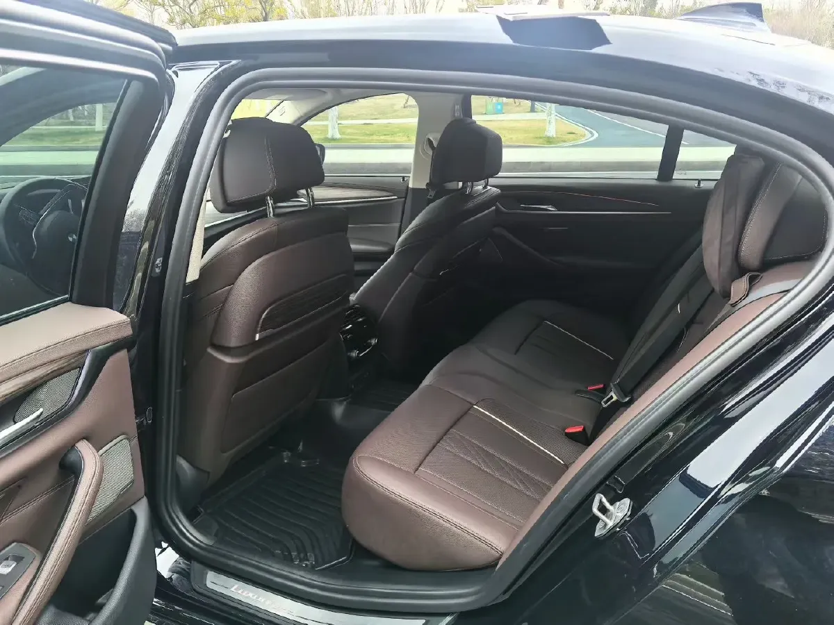 2022 BMW 5 Series 2.0T 252HP L4 8AT,autocango,china used car exporter,china ev exporter,chinese used car exporter,chinese used ev exporter