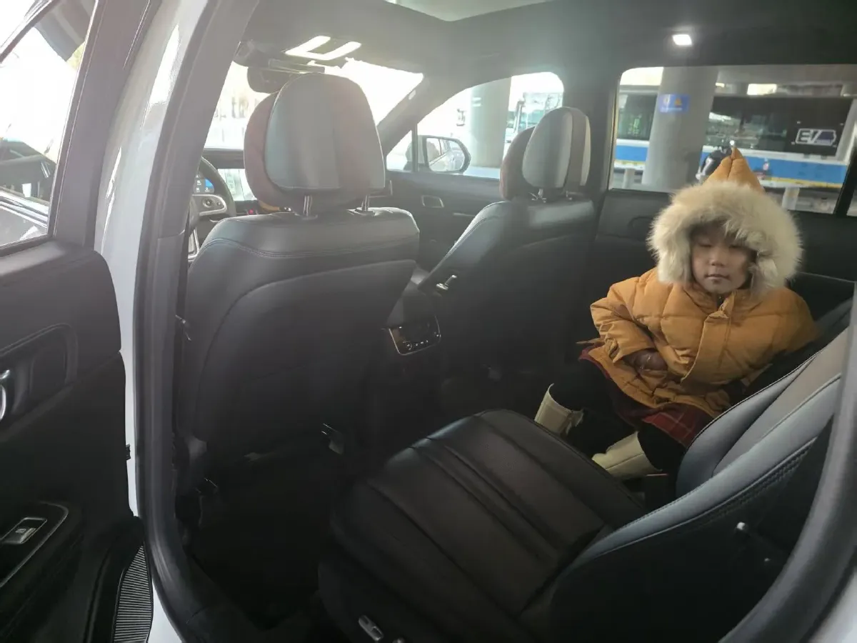 2020 Li ONE Range Extended 131HP REEV 40.5KWH,autocango,china used car exporter,china ev exporter,chinese used car exporter,chinese used ev exporter