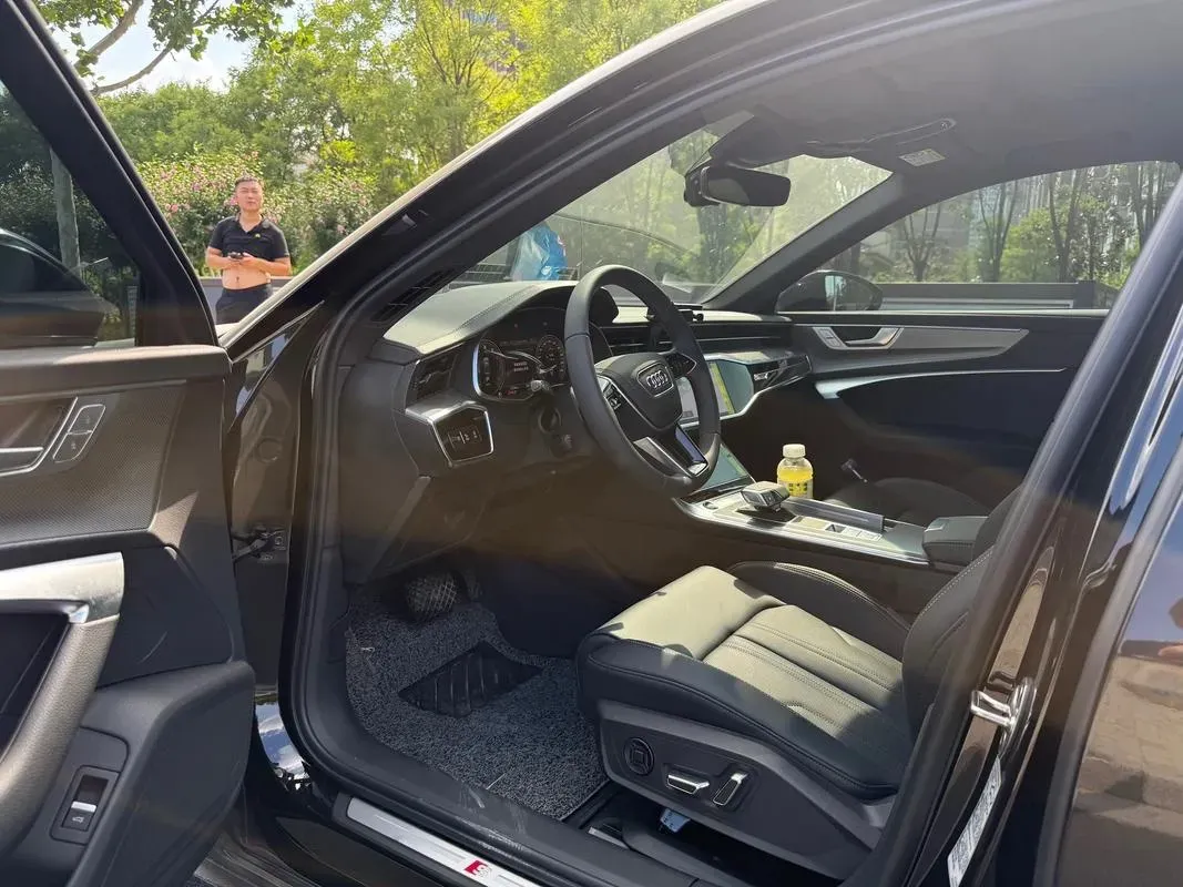2025 Audi A6L 2.0T 190HP L4 7DCT,autocango,china used car exporter,china ev exporter,chinese used car exporter,chinese used ev exporter