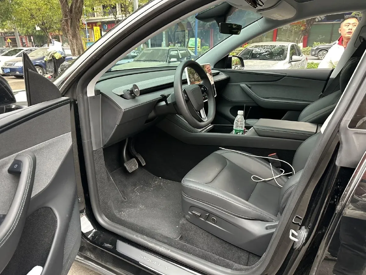 2025 Tesla Model Y BEV 62.5KWH,autocango,china used car exporter,china ev exporter,chinese used car exporter,chinese used ev exporter