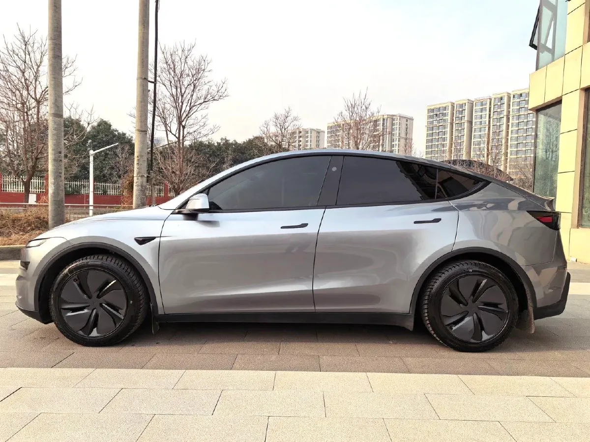 2025 Tesla Model Y BEV 62.5KWH,autocango,china used car exporter,china ev exporter,chinese used car exporter,chinese used ev exporter