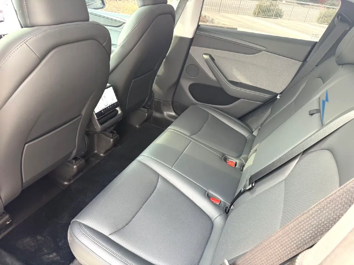 2025 Tesla Model Y BEV 62.5KWH,autocango,china used car exporter,china ev exporter,chinese used car exporter,chinese used ev exporter