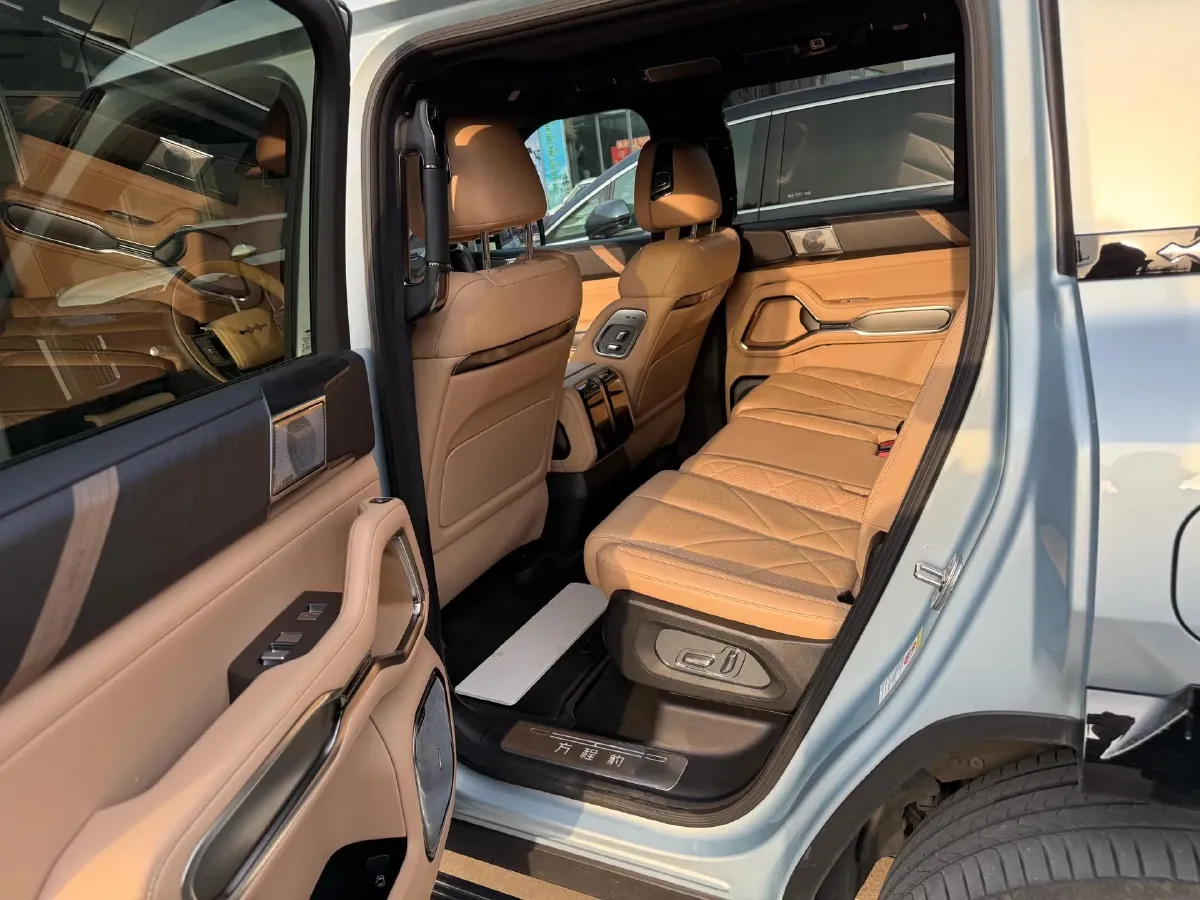 2025 FangChengBao Bao 8 2.0T 245HP L4 E-CVT PHEV 36.8KWH,autocango,china used car exporter,china ev exporter,chinese used car exporter,chinese used ev exporter