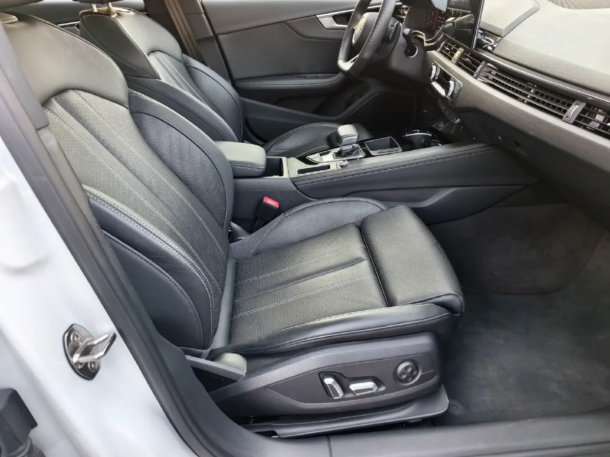 2024 Audi A4L 2.0T 190HP L4 7DCT,autocango,china used car exporter,china ev exporter,chinese used car exporter,chinese used ev exporter