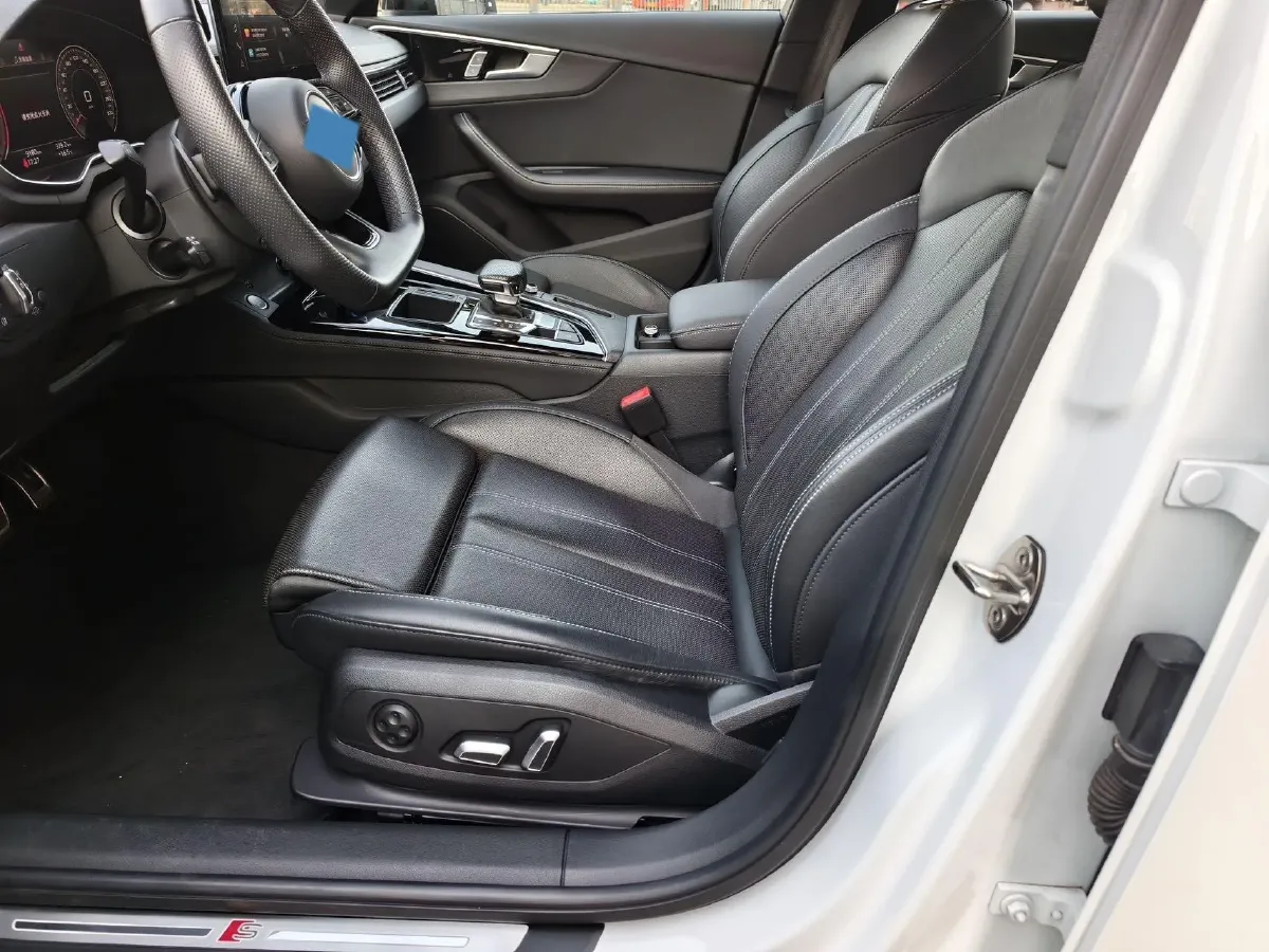 2024 Audi A4L 2.0T 190HP L4 7DCT,autocango,china used car exporter,china ev exporter,chinese used car exporter,chinese used ev exporter