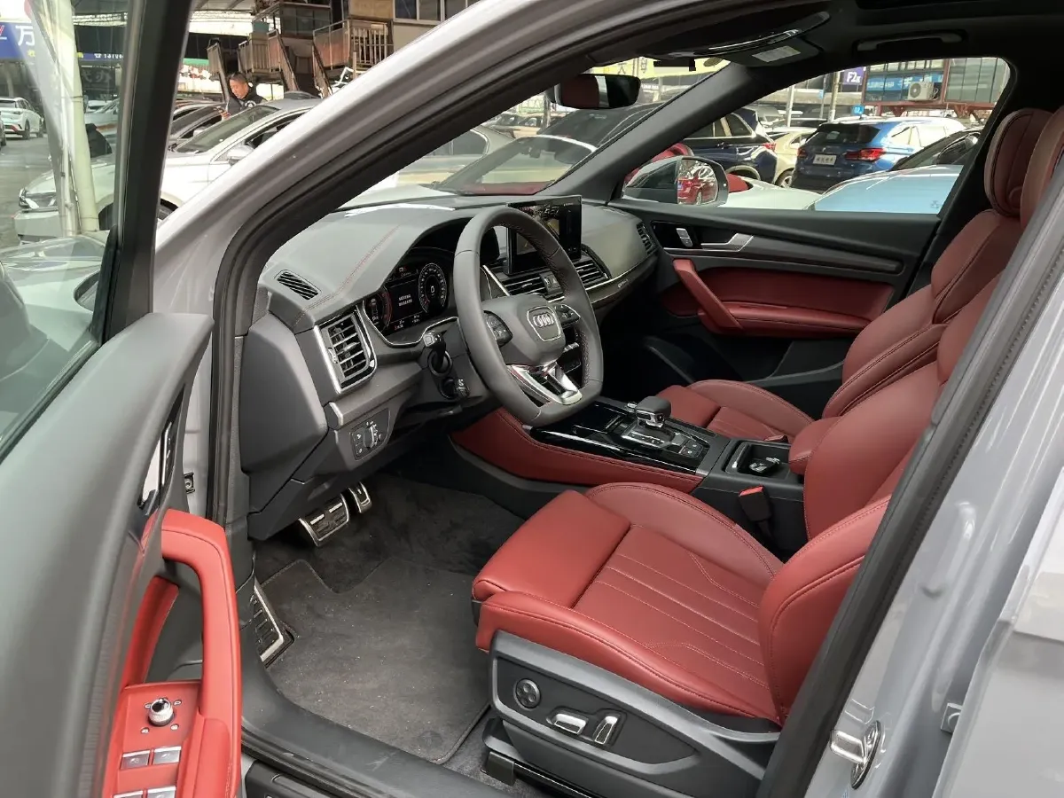 2025 Audi Q5L 2.0T 190HP L4 7DCT,autocango,china used car exporter,china ev exporter,chinese used car exporter,chinese used ev exporter