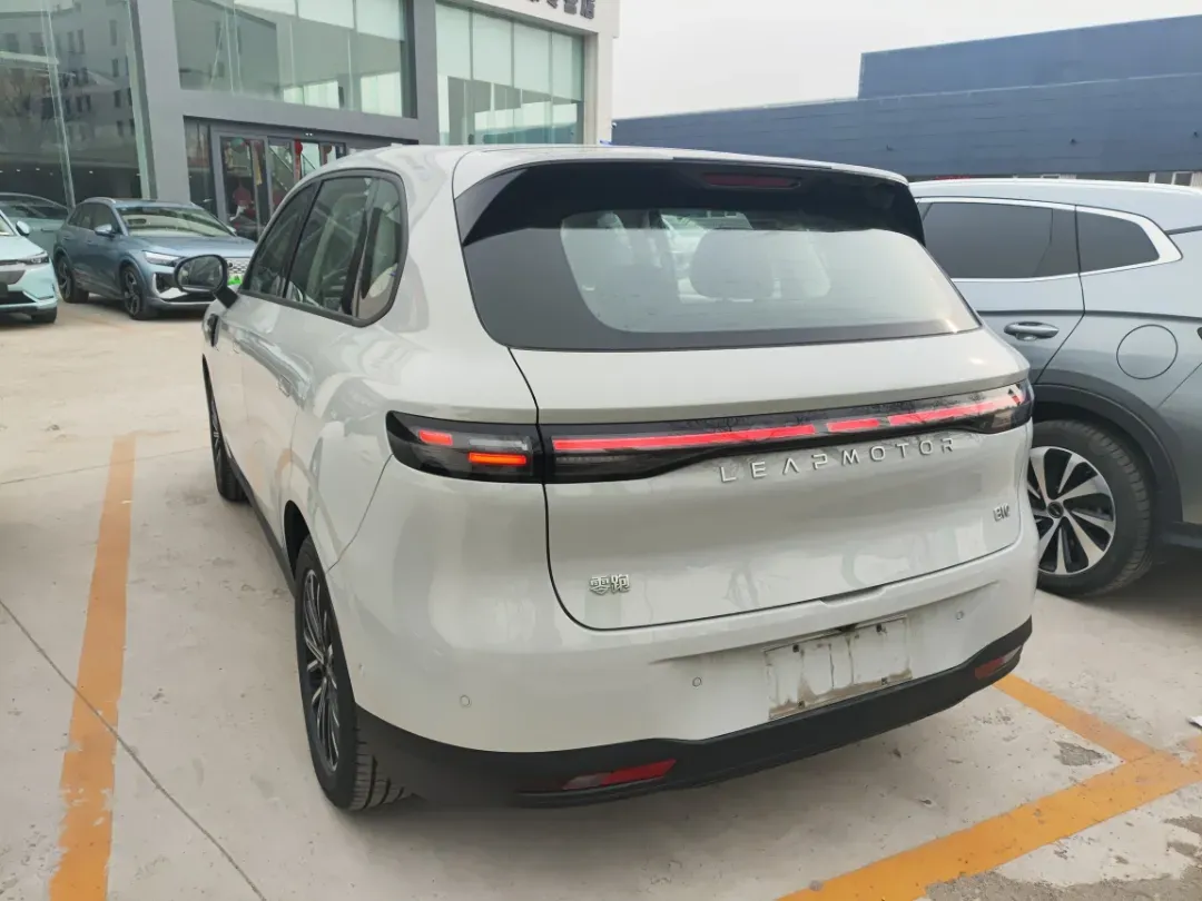2025 Leapmotor B10 BEV 67.1KWH,autocango,china used car exporter,china ev exporter,chinese used car exporter,chinese used ev exporter