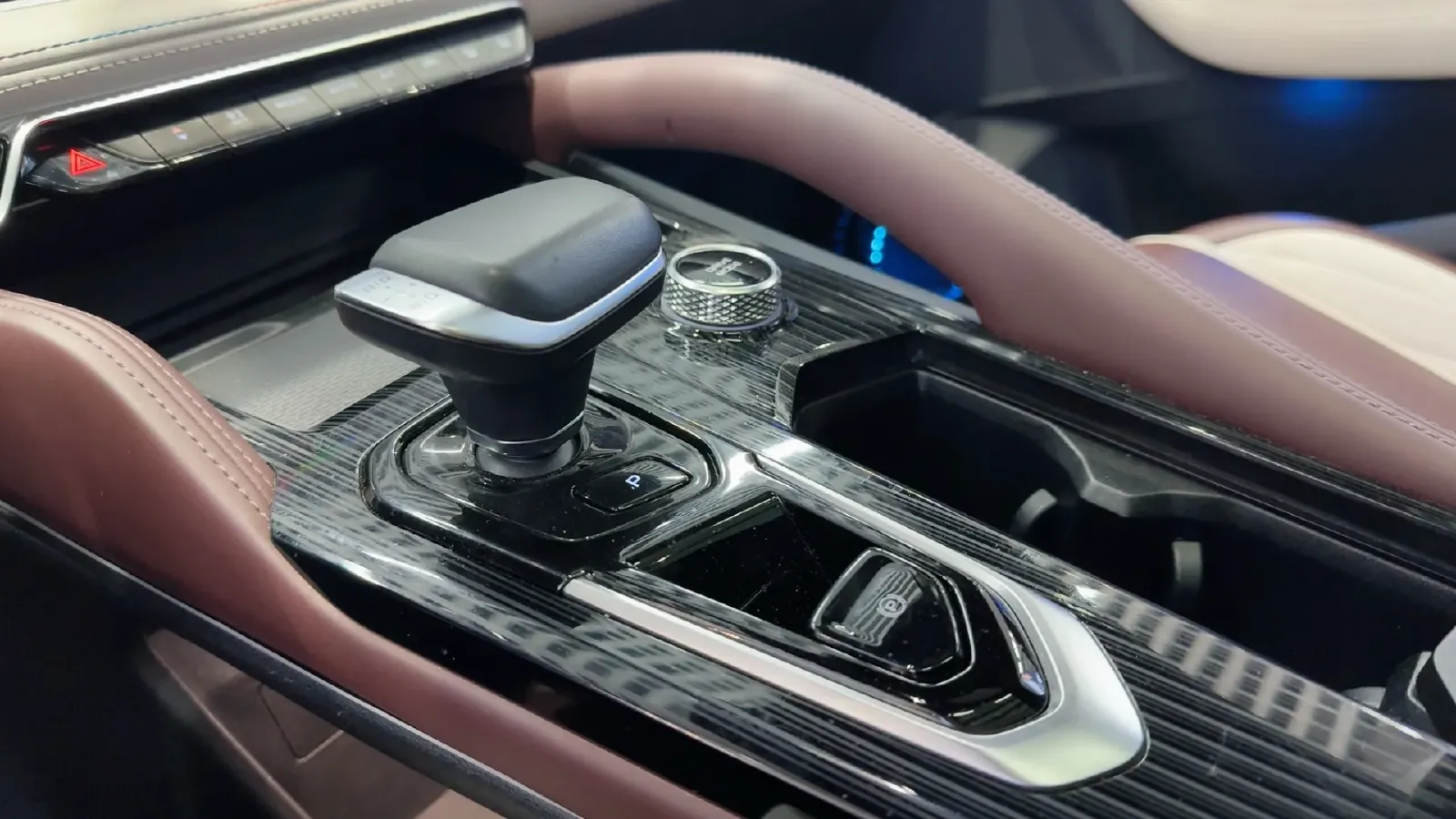 2021 Geely Monjaro 2.0T 218HP L4 7DCT,autocango,china used car exporter,china ev exporter,chinese used car exporter,chinese used ev exporter