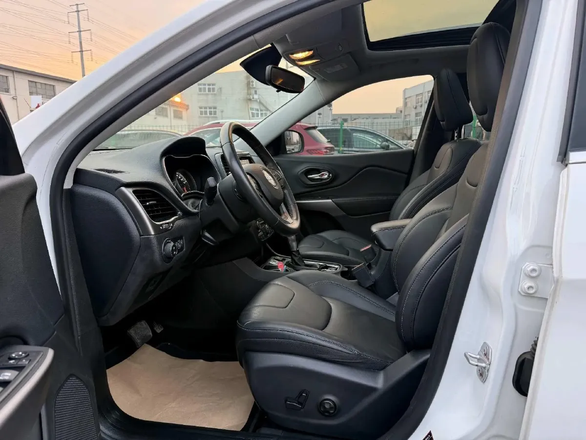 2020 Jeep Cherokee 2.0T 234HP L4 9AT,autocango,china used car exporter,china ev exporter,chinese used car exporter,chinese used ev exporter