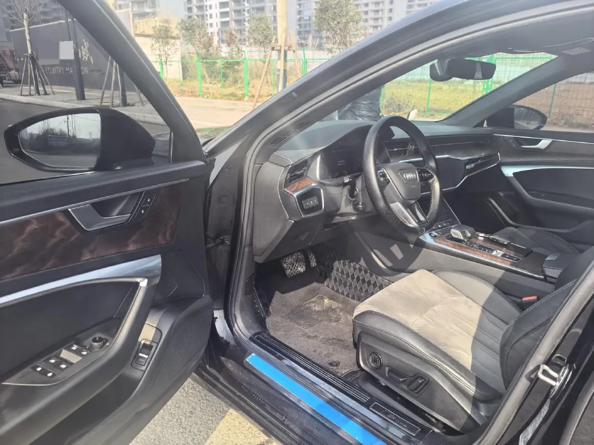 2022 Audi A6L 2.0T 224HP L4 7DCT,autocango,china used car exporter,china ev exporter,chinese used car exporter,chinese used ev exporter