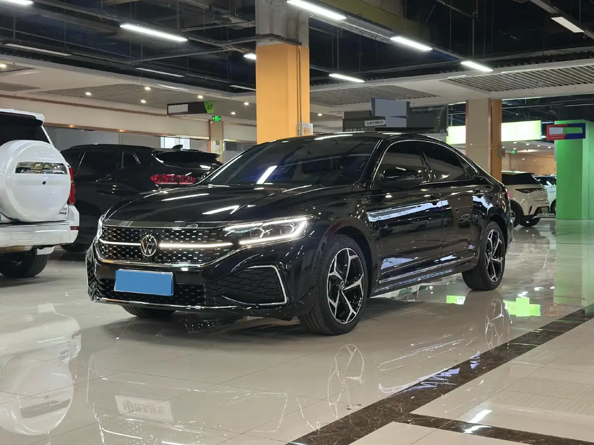 2025 Volkswagen Passat 2.0T 220HP L4 7DCT