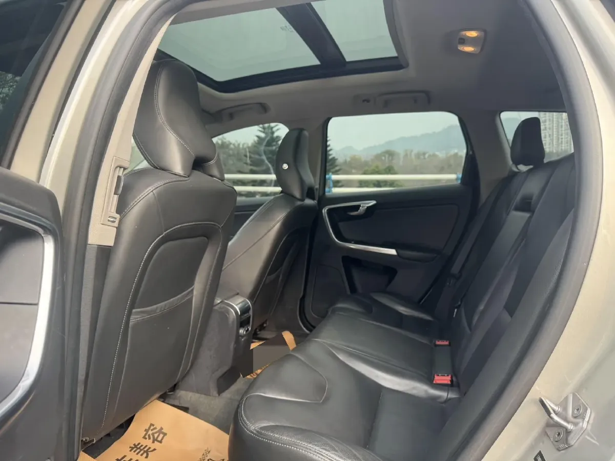 2017 Volvo XC60 2.0T 245HP L4 8AT,autocango,china used car exporter,china ev exporter,chinese used car exporter,chinese used ev exporter