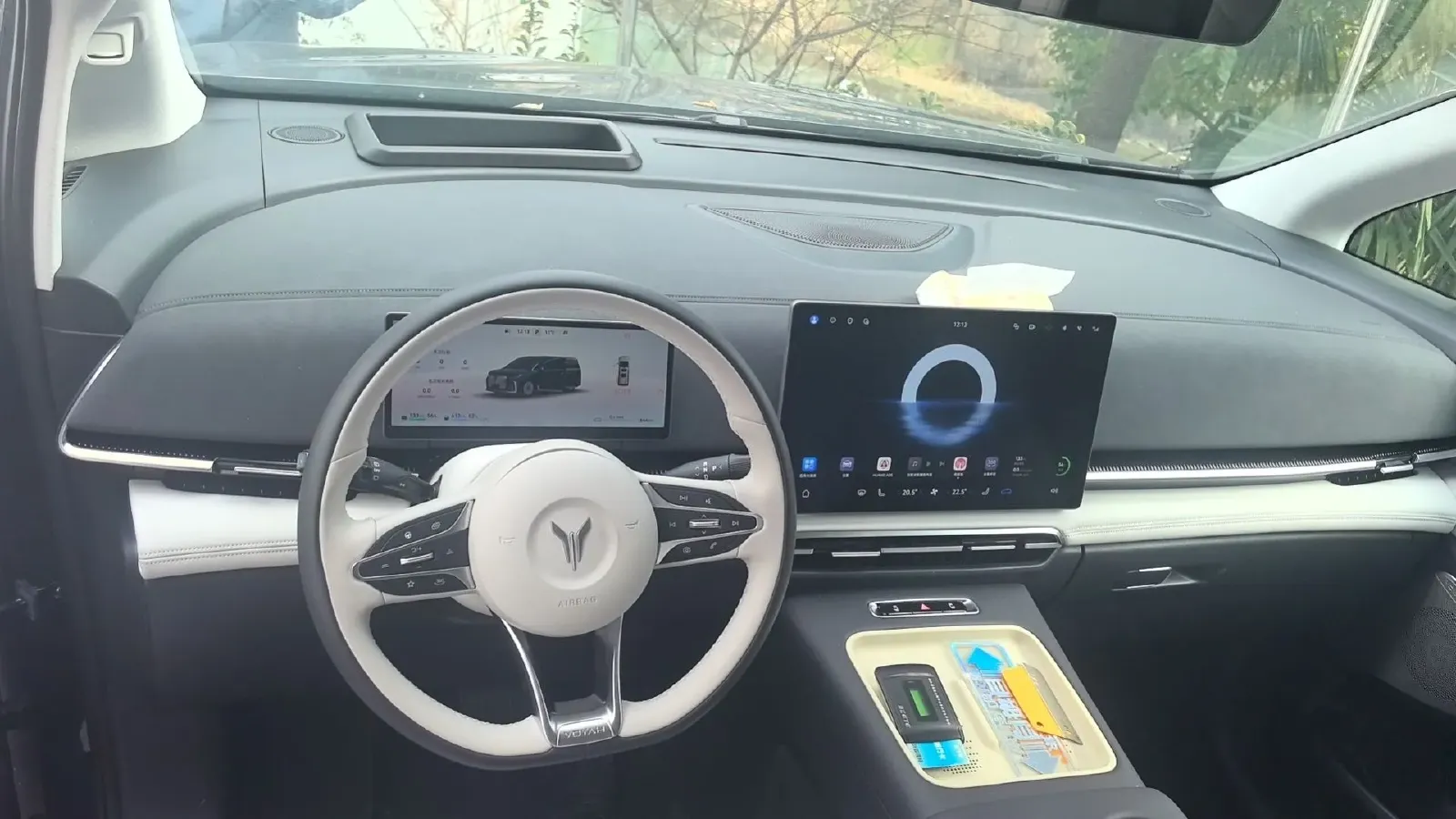 2025 Voyah Dream 1.5T 150HP L4 PHEV 41.7KWH,autocango,china used car exporter,china ev exporter,chinese used car exporter,chinese used ev exporter