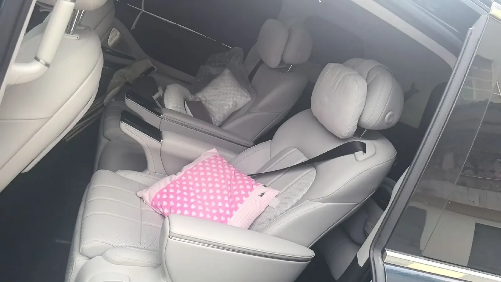 2025 Voyah Dream 1.5T 150HP L4 PHEV 41.7KWH,autocango,china used car exporter,china ev exporter,chinese used car exporter,chinese used ev exporter