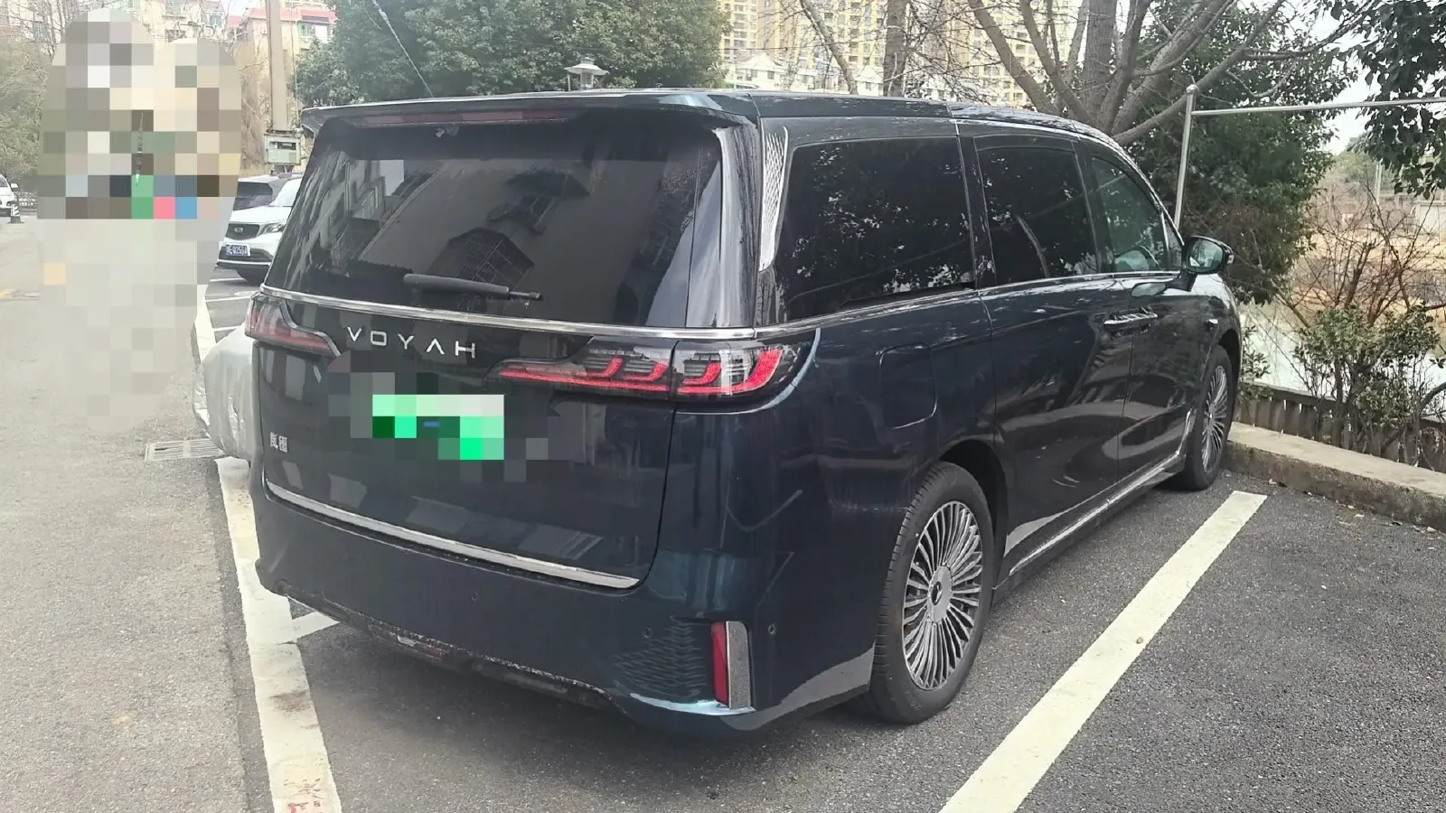 2025 Voyah Dream 1.5T 150HP L4 PHEV 41.7KWH,autocango,china used car exporter,china ev exporter,chinese used car exporter,chinese used ev exporter
