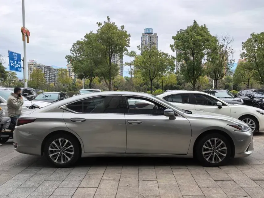 2023 Lexus ES 2.0L 173HP L4 CVT,autocango,china used car exporter,china ev exporter,chinese used car exporter,chinese used ev exporter