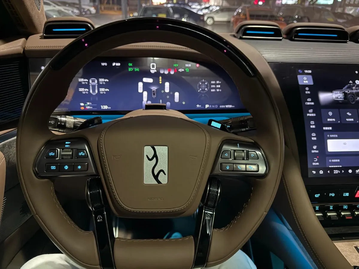 2023 YangWang U8 2.0T 272HP L4 REEV 49.05KWH,autocango,china used car exporter,china ev exporter,chinese used car exporter,chinese used ev exporter