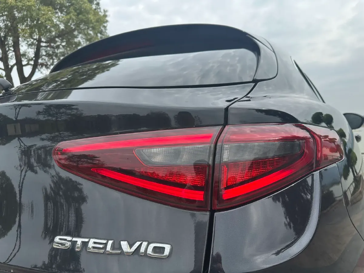 2020 Alfa Romeo Stelvio 2.0T 280HP L4 8AT,autocango,china used car exporter,china ev exporter,chinese used car exporter,chinese used ev exporter