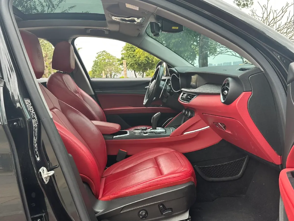 2020 Alfa Romeo Stelvio 2.0T 280HP L4 8AT,autocango,china used car exporter,china ev exporter,chinese used car exporter,chinese used ev exporter