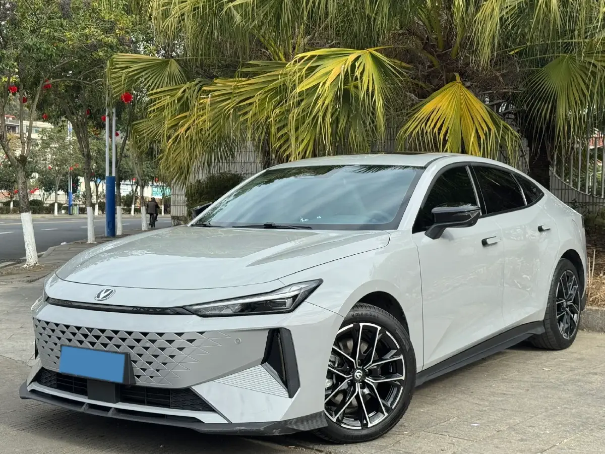 2024 ChangAn UNI-V iDD 1.5L 110HP L4 E-CVT PHEV 18.99KWH