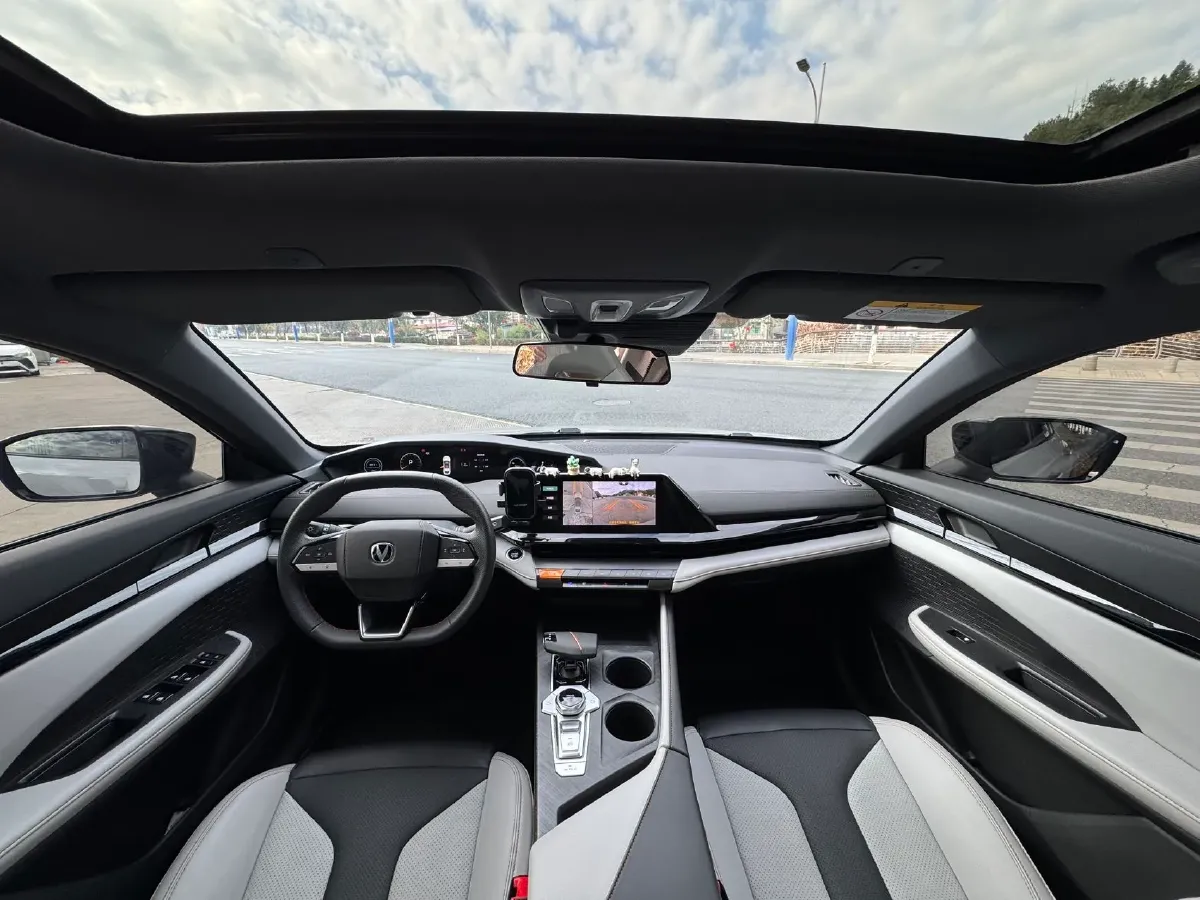 2024 ChangAn UNI-V iDD 1.5L 110HP L4 E-CVT PHEV 18.99KWH,autocango,china used car exporter,china ev exporter,chinese used car exporter,chinese used ev exporter