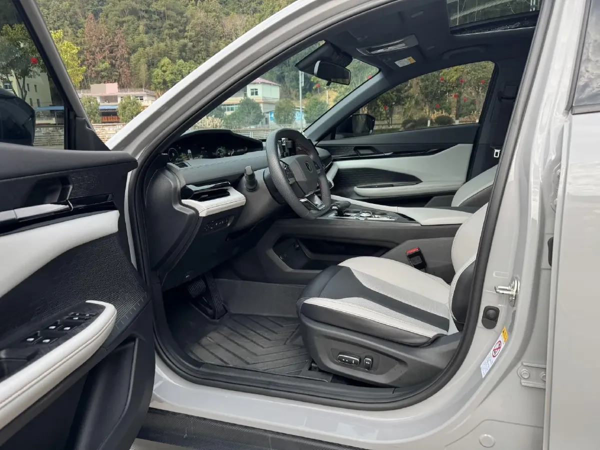 2024 ChangAn UNI-V iDD 1.5L 110HP L4 E-CVT PHEV 18.99KWH,autocango,china used car exporter,china ev exporter,chinese used car exporter,chinese used ev exporter