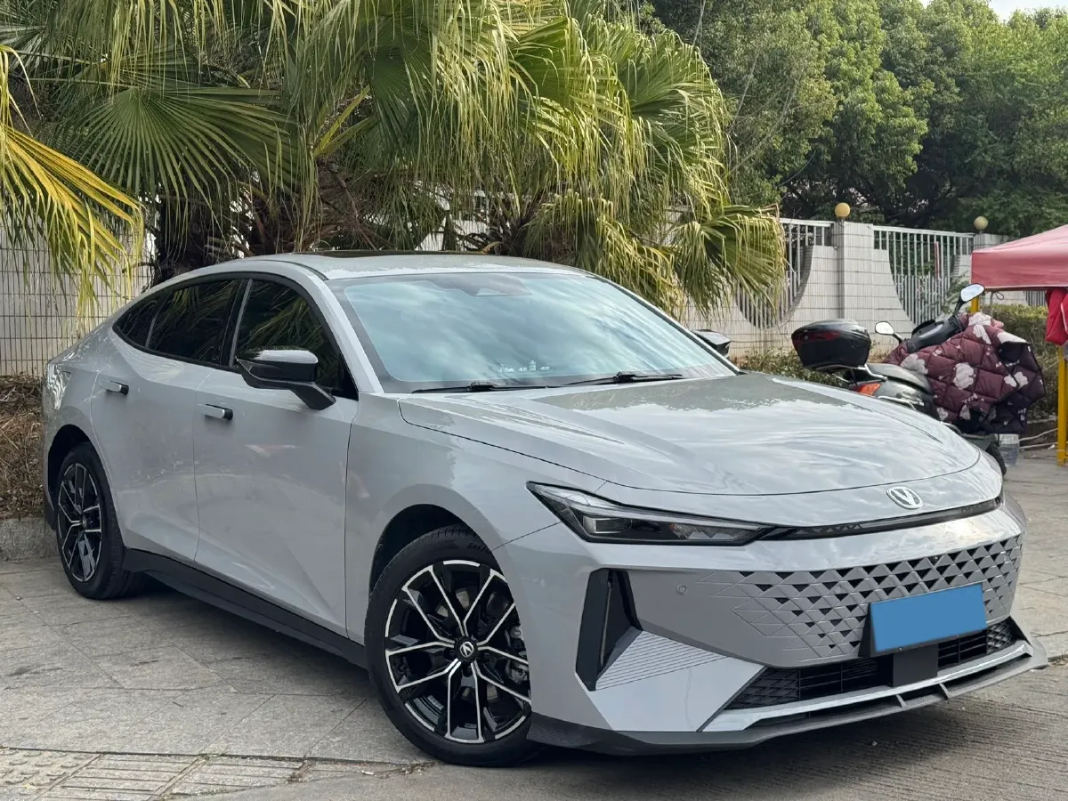 2024 ChangAn UNI-V iDD 1.5L 110HP L4 E-CVT PHEV 18.99KWH,autocango,china used car exporter,china ev exporter,chinese used car exporter,chinese used ev exporter