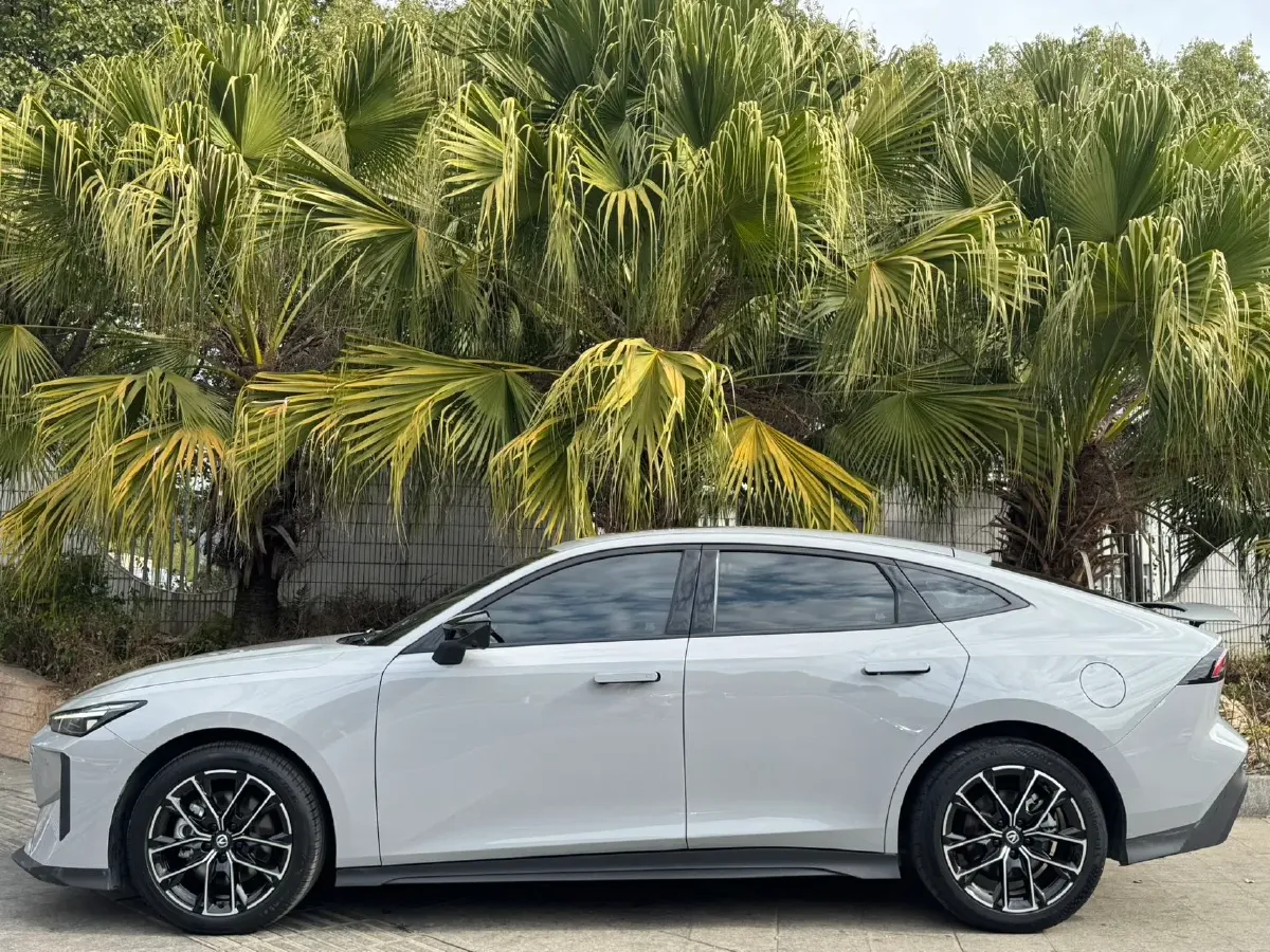 2024 ChangAn UNI-V iDD 1.5L 110HP L4 E-CVT PHEV 18.99KWH,autocango,china used car exporter,china ev exporter,chinese used car exporter,chinese used ev exporter