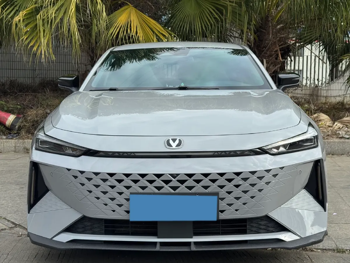 2024 ChangAn UNI-V iDD 1.5L 110HP L4 E-CVT PHEV 18.99KWH,autocango,china used car exporter,china ev exporter,chinese used car exporter,chinese used ev exporter