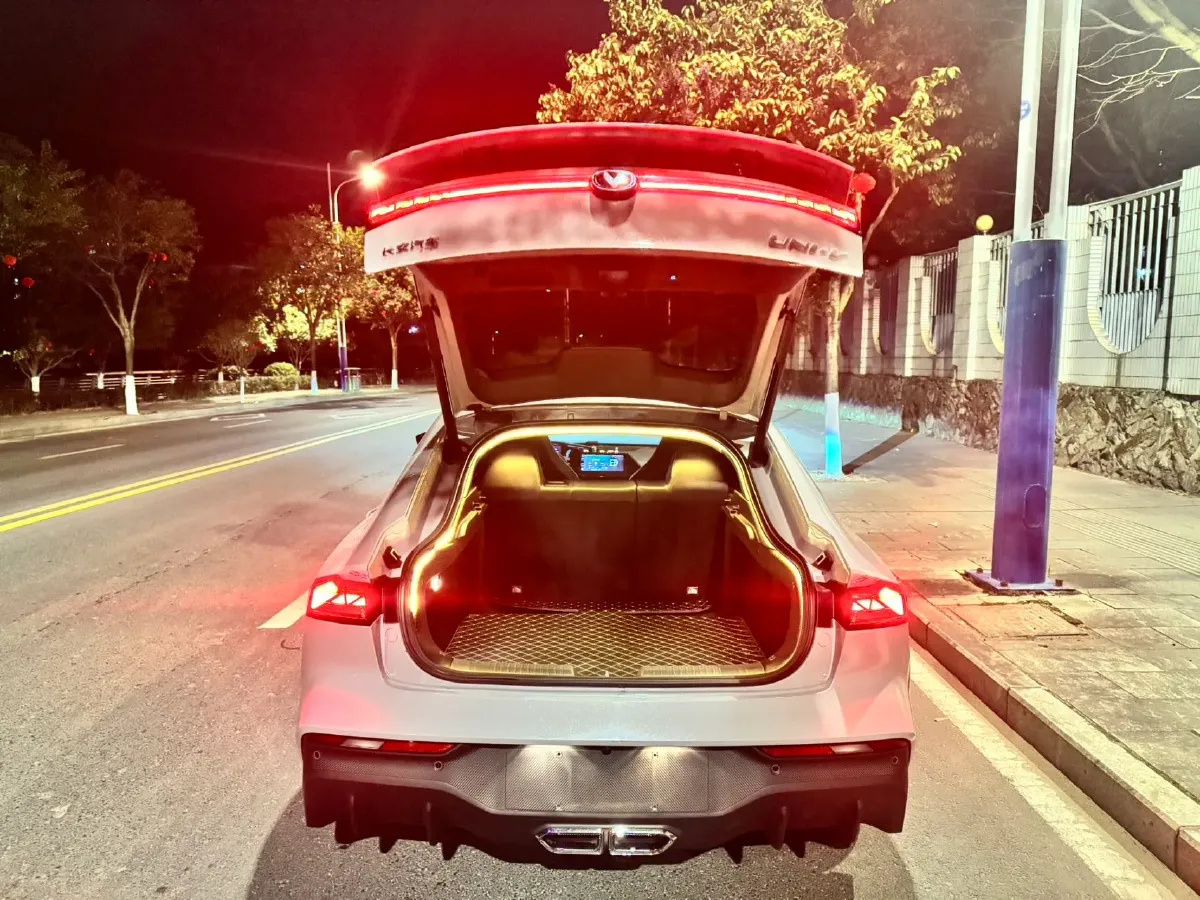 2024 ChangAn UNI-V iDD 1.5L 110HP L4 E-CVT PHEV 18.99KWH,autocango,china used car exporter,china ev exporter,chinese used car exporter,chinese used ev exporter