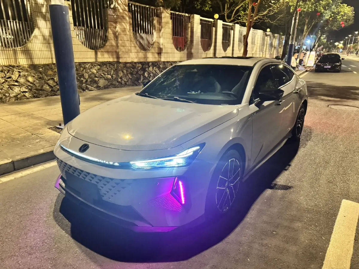 2024 ChangAn UNI-V iDD 1.5L 110HP L4 E-CVT PHEV 18.99KWH,autocango,china used car exporter,china ev exporter,chinese used car exporter,chinese used ev exporter