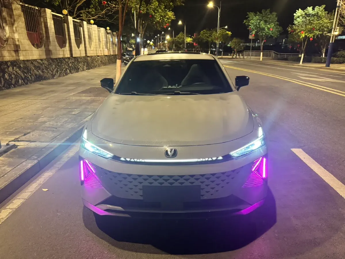 2024 ChangAn UNI-V iDD 1.5L 110HP L4 E-CVT PHEV 18.99KWH,autocango,china used car exporter,china ev exporter,chinese used car exporter,chinese used ev exporter