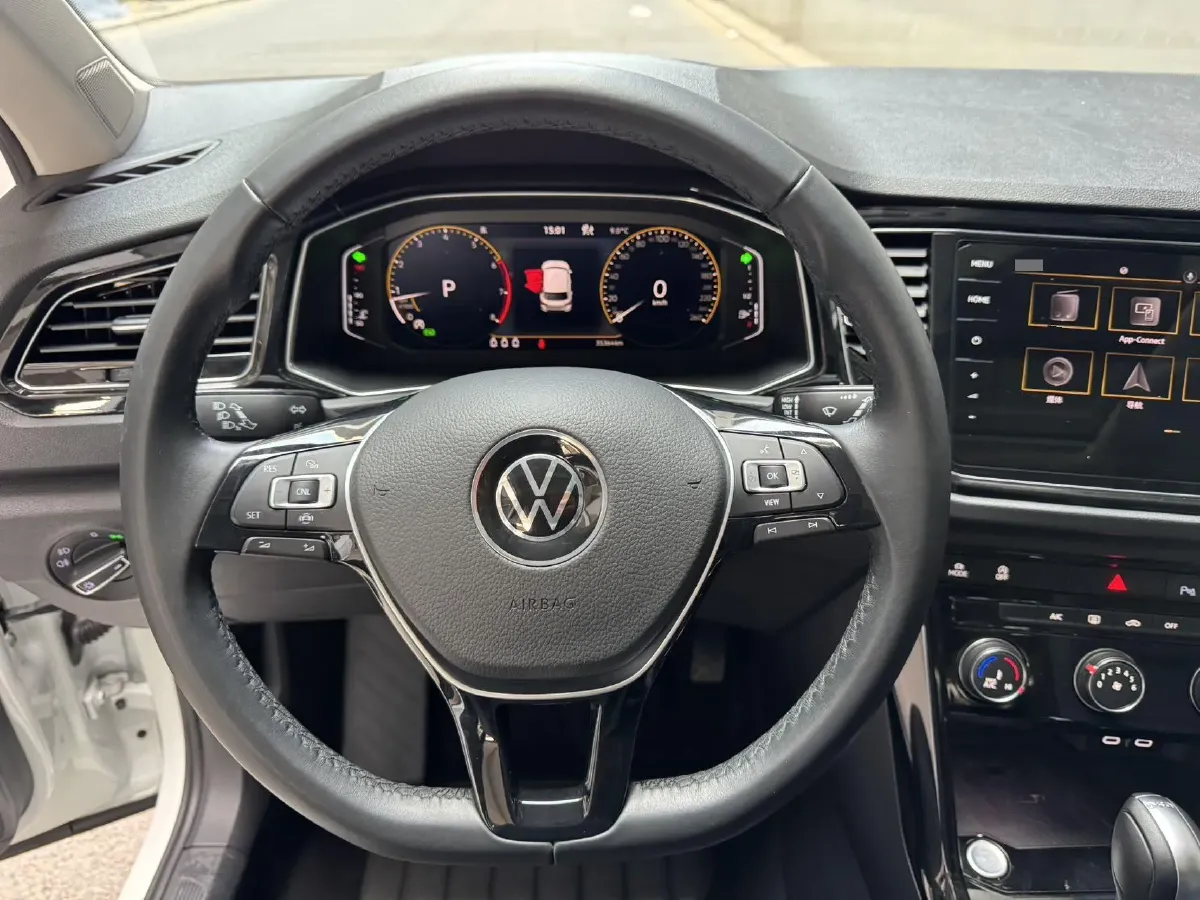 2022 Volkswagen T-Roc 1.4T 150HP L4 7DCT,autocango,china used car exporter,china ev exporter,chinese used car exporter,chinese used ev exporter