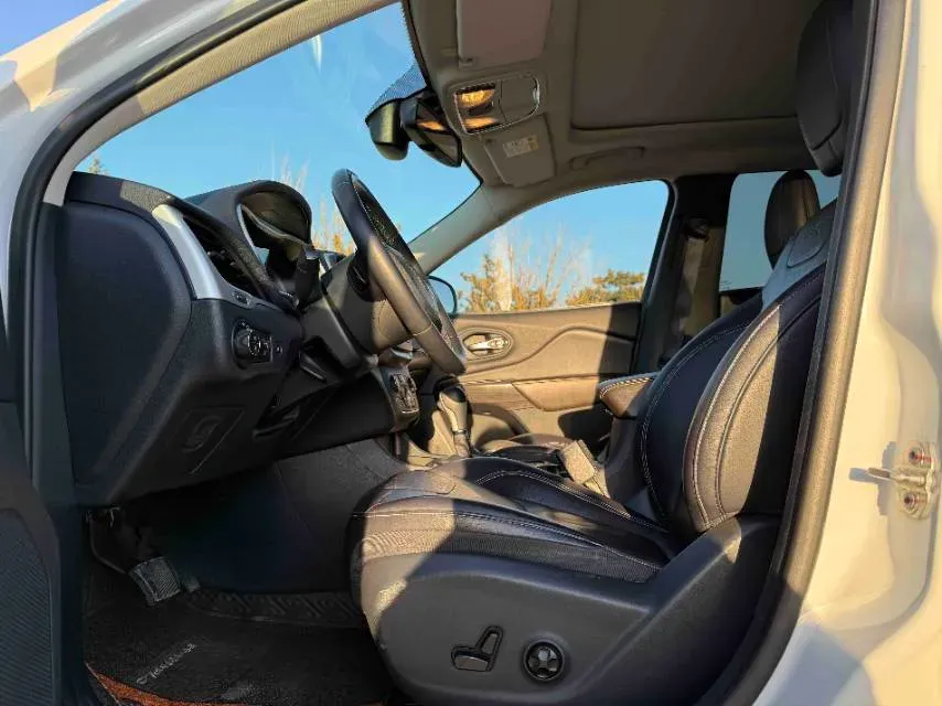 2019 Jeep Cherokee 2.0L 148HP L4 9AT,autocango,china used car exporter,china ev exporter,chinese used car exporter,chinese used ev exporter