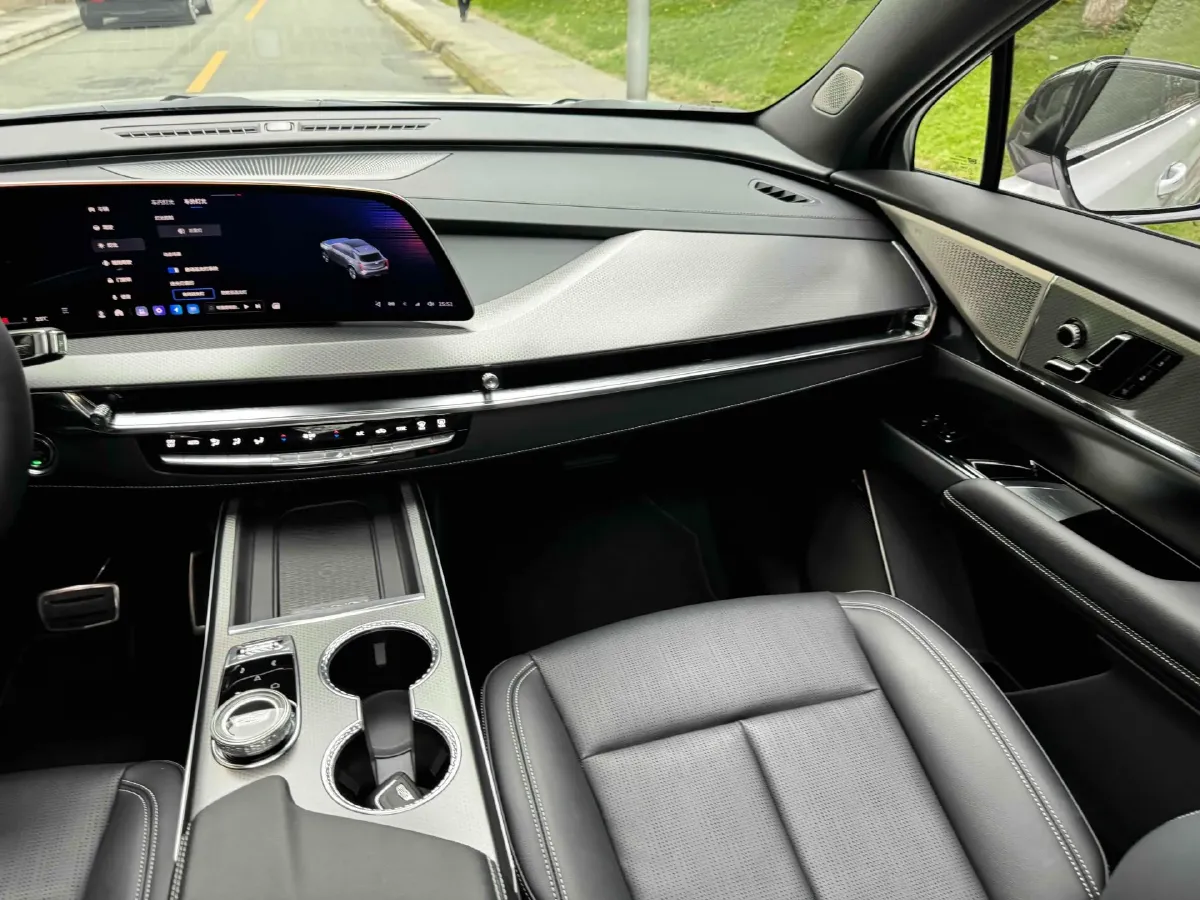 2025 Cadillac XT5 2.0T 237HP L4 9AT,autocango,china used car exporter,china ev exporter,chinese used car exporter,chinese used ev exporter