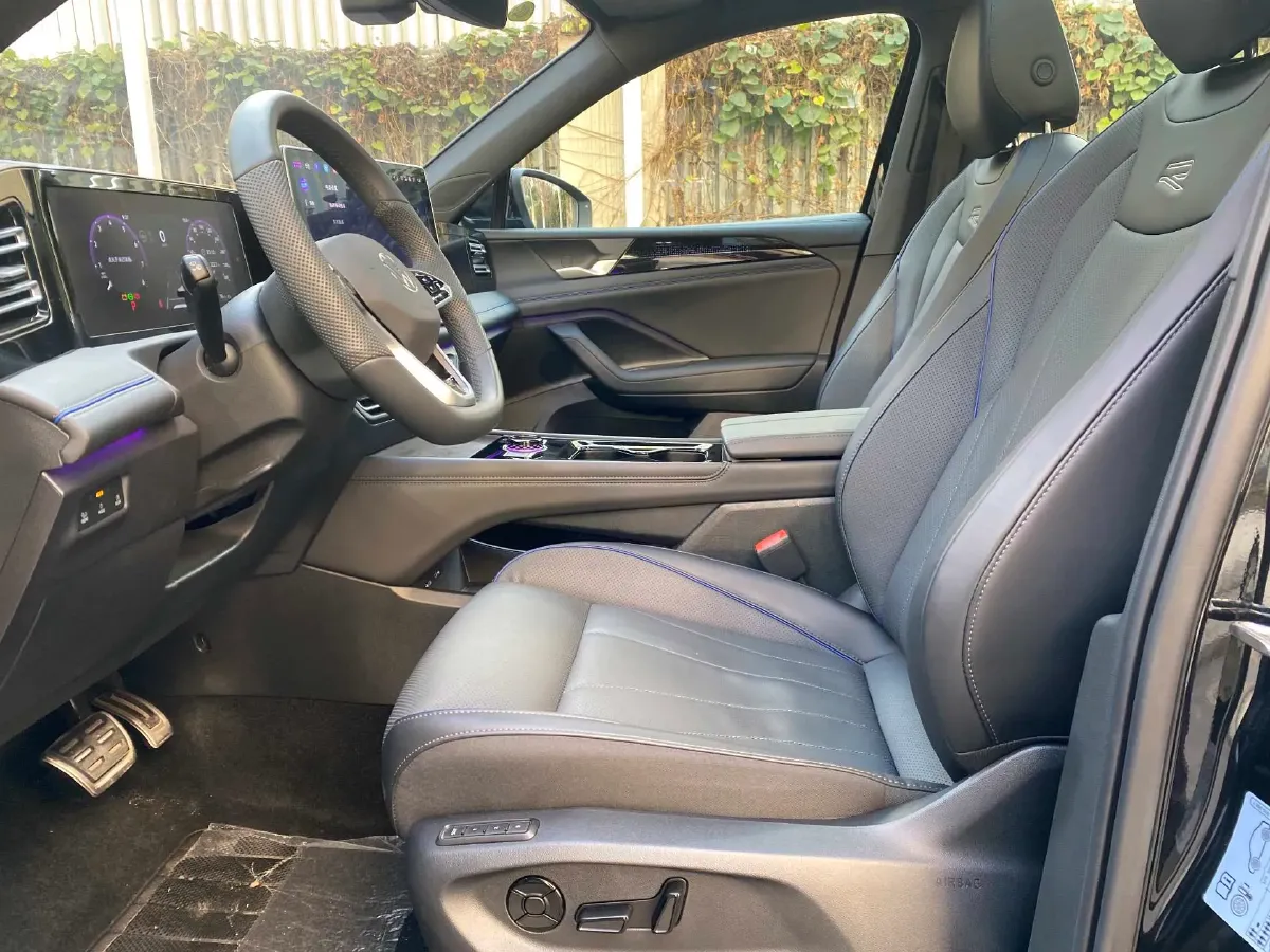 2025 Volkswagen Tiguan L 2.0T 220HP L4 7DCT,autocango,china used car exporter,china ev exporter,chinese used car exporter,chinese used ev exporter