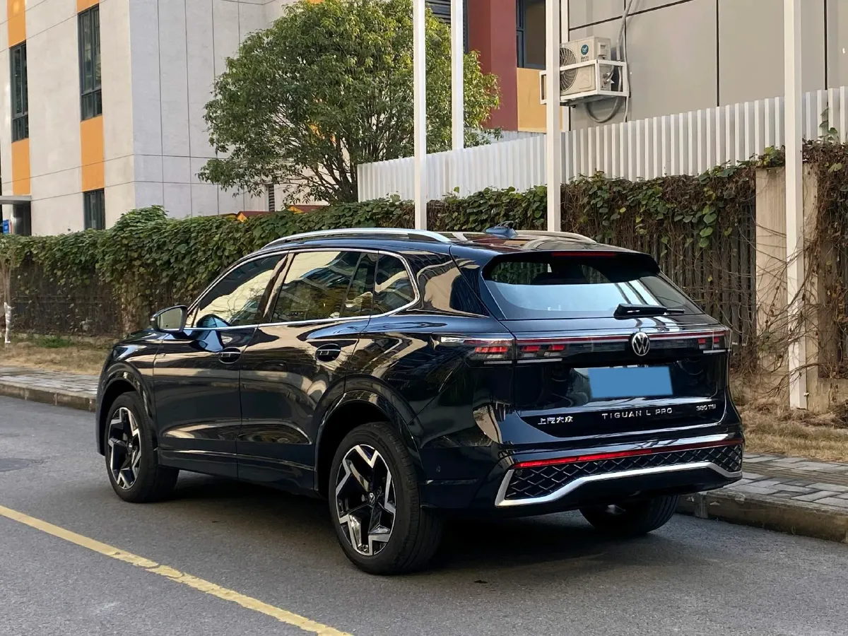 2025 Volkswagen Tiguan L 2.0T 220HP L4 7DCT,autocango,china used car exporter,china ev exporter,chinese used car exporter,chinese used ev exporter