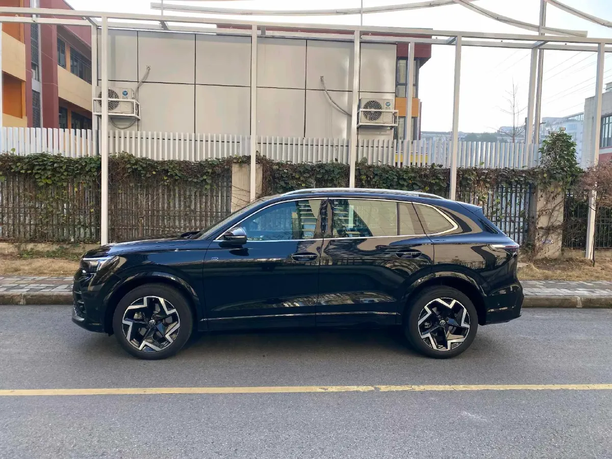 2025 Volkswagen Tiguan L 2.0T 220HP L4 7DCT,autocango,china used car exporter,china ev exporter,chinese used car exporter,chinese used ev exporter