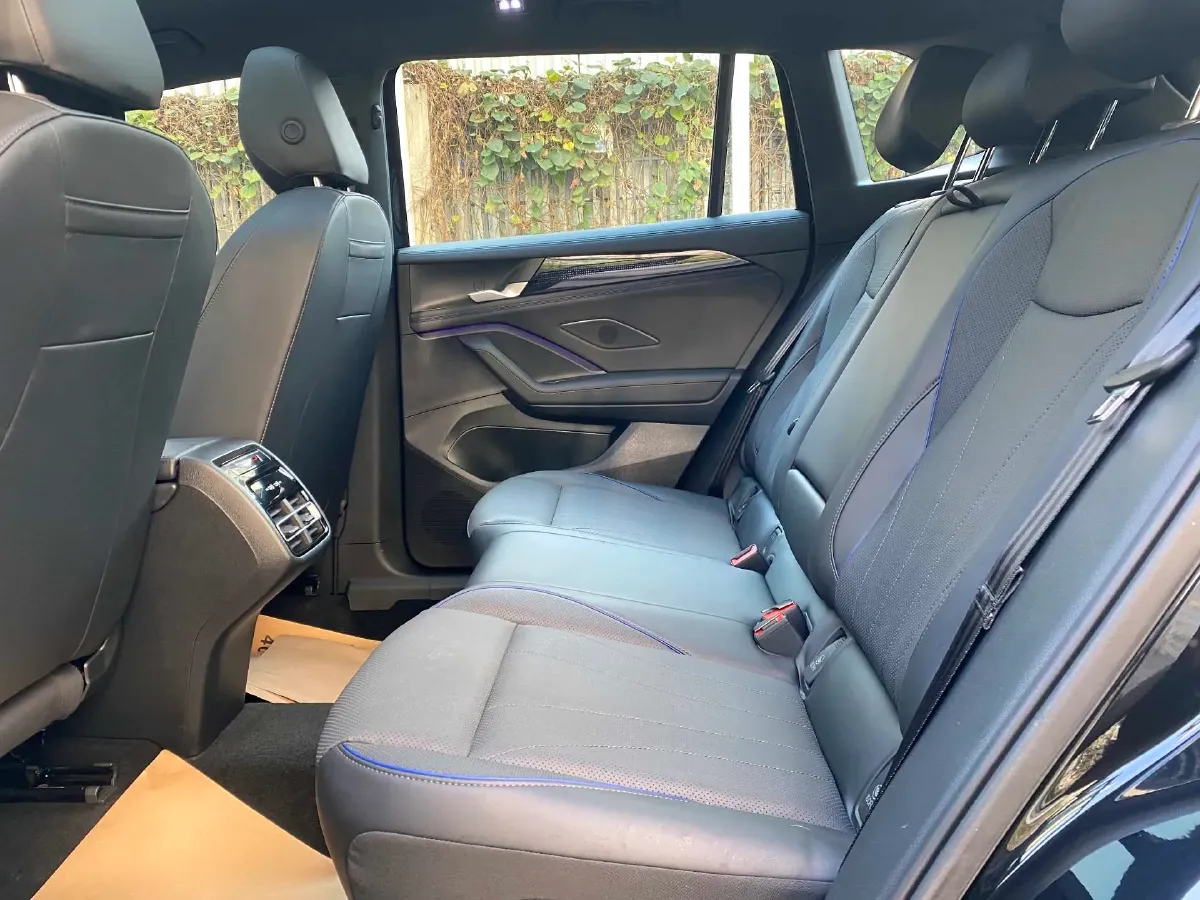 2025 Volkswagen Tiguan L 2.0T 220HP L4 7DCT,autocango,china used car exporter,china ev exporter,chinese used car exporter,chinese used ev exporter