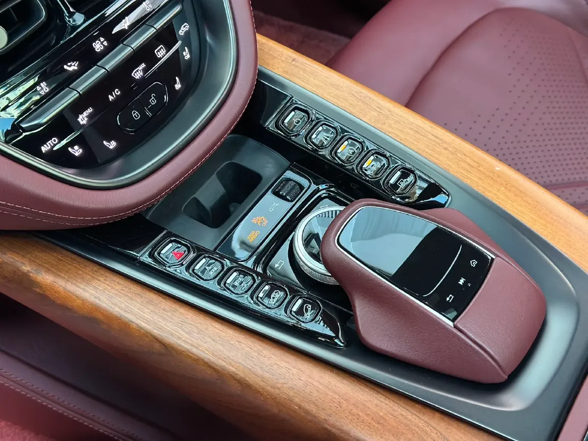 2021 Aston Martin DBX 4.0T 550HP V8 9AT,autocango,china used car exporter,china ev exporter,chinese used car exporter,chinese used ev exporter