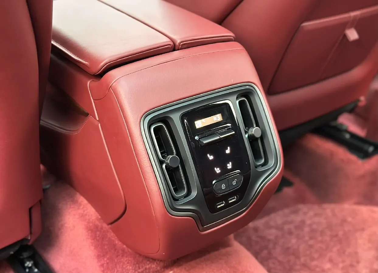 2021 Aston Martin DBX 4.0T 550HP V8 9AT,autocango,china used car exporter,china ev exporter,chinese used car exporter,chinese used ev exporter