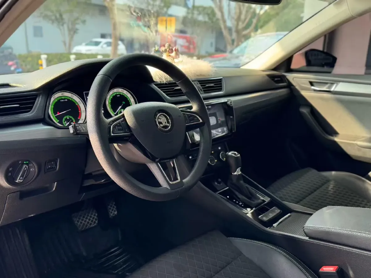 2018 Skoda Superb 1.8T 180HP L4 7DCT,autocango,china used car exporter,china ev exporter,chinese used car exporter,chinese used ev exporter