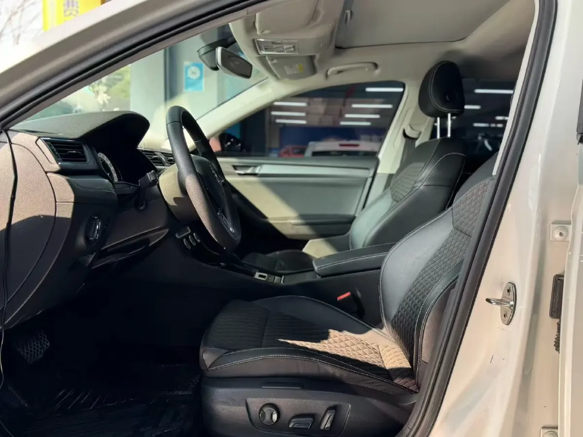 2018 Skoda Superb 1.8T 180HP L4 7DCT,autocango,china used car exporter,china ev exporter,chinese used car exporter,chinese used ev exporter