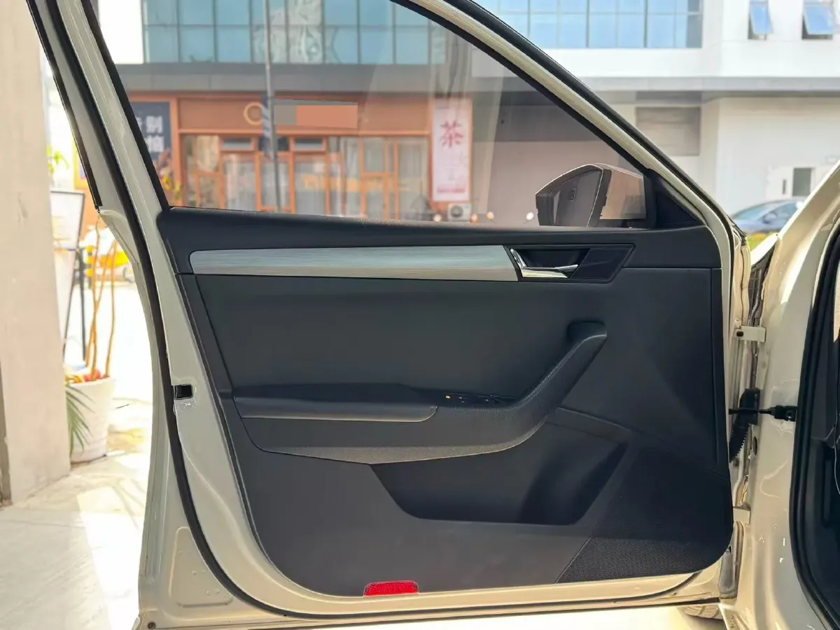 2018 Skoda Superb 1.8T 180HP L4 7DCT,autocango,china used car exporter,china ev exporter,chinese used car exporter,chinese used ev exporter